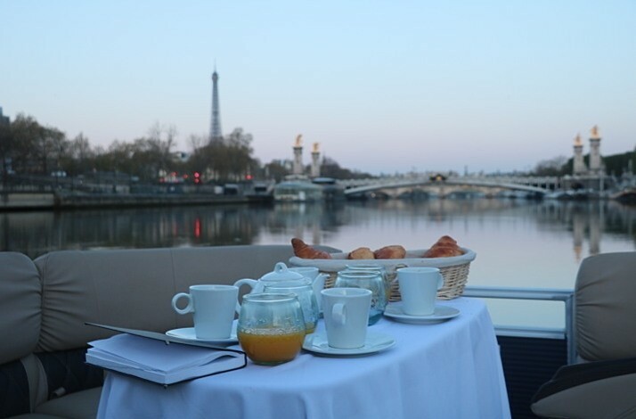 Genießen Sie eine private Bootstour mit Frühstück auf der Seine