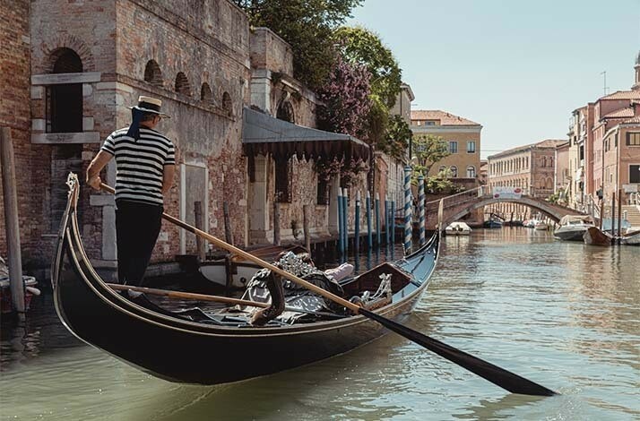Erleben Sie Venedig bei einer romantischen Gondelfahrt und genießen Sie die berühmten Cicchetti