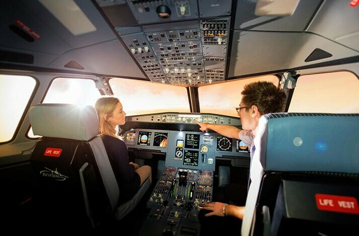 Erleben Sie im professionellen Airbus A320-Flugsimulator bei AviaSim wie es ist, im Cockpit zu sitzen